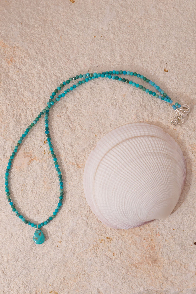 The perfect balance of delicate & bold this gorgeous natural turquoise necklace lets it’s intense colour steal the show.