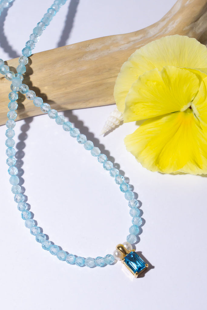 As beautiful as a clear blue sky day, this blue Topaz necklace with the perfect faceted stone as a centrepiece is perfectly set between a modern chic and crystal dreaming.&nbsp;