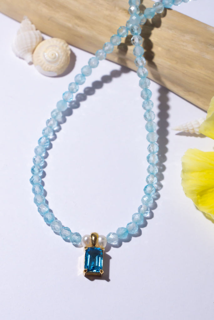 As beautiful as a clear blue sky day, this blue Topaz necklace with the perfect faceted stone as a centrepiece is perfectly set between a modern chic and crystal dreaming.&nbsp;