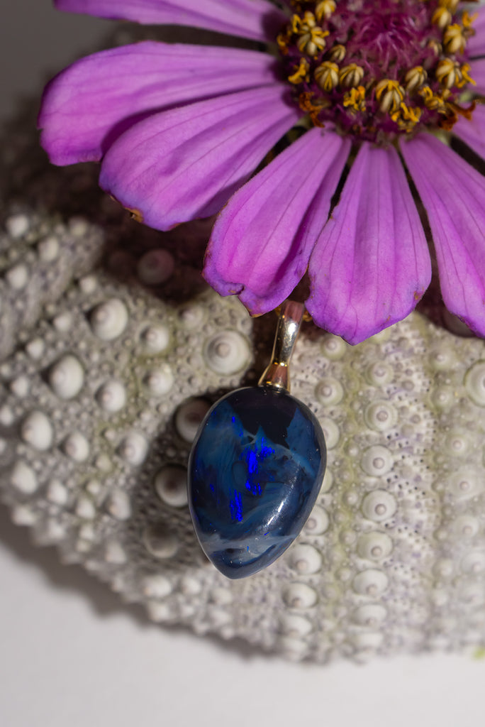 In love with the mesmerising beauty of Australian black opal with our Pendant Black Opal Deep Space. This chic droplet-shaped pendant has subtle deep cobalt blue and misty grey.