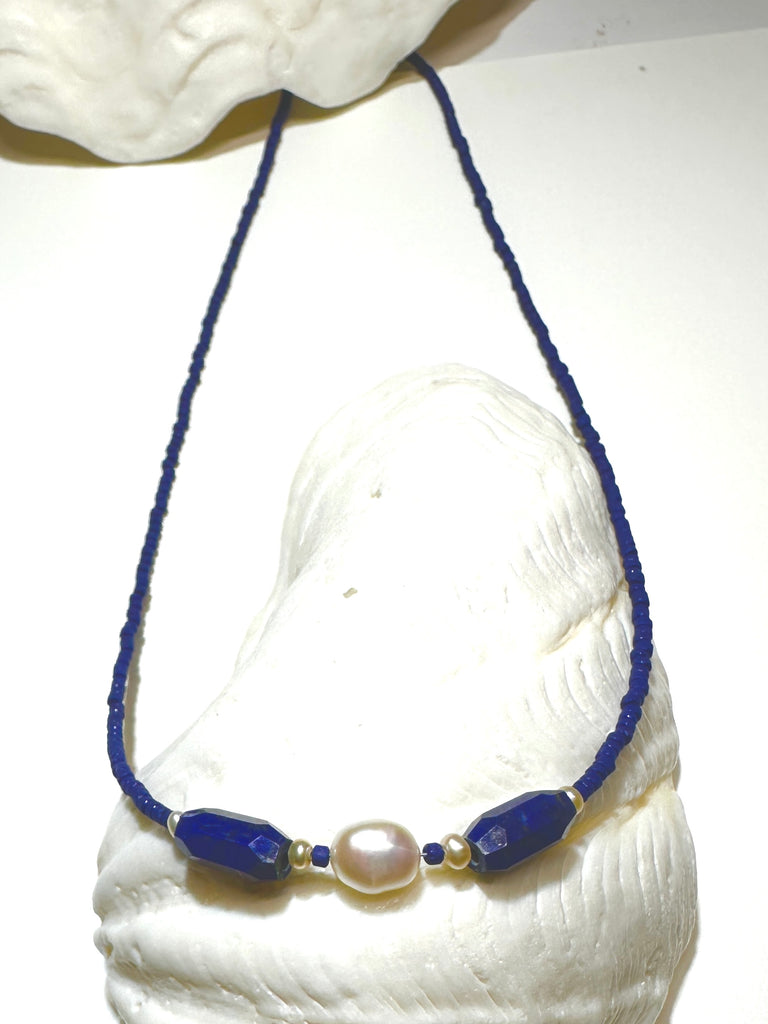 A necklace with a Pearl moon and the deep blue sea, a tropical night sky and a luminescent Pearl, we are dreaming of cool waters and island romance.
4 natural Lapis Lazuli beads.
