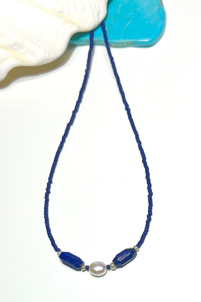 A necklace with a Pearl moon and the deep blue sea, a tropical night sky and a luminescent Pearl, we are dreaming of cool waters and island romance.
4 natural Lapis Lazuli beads.