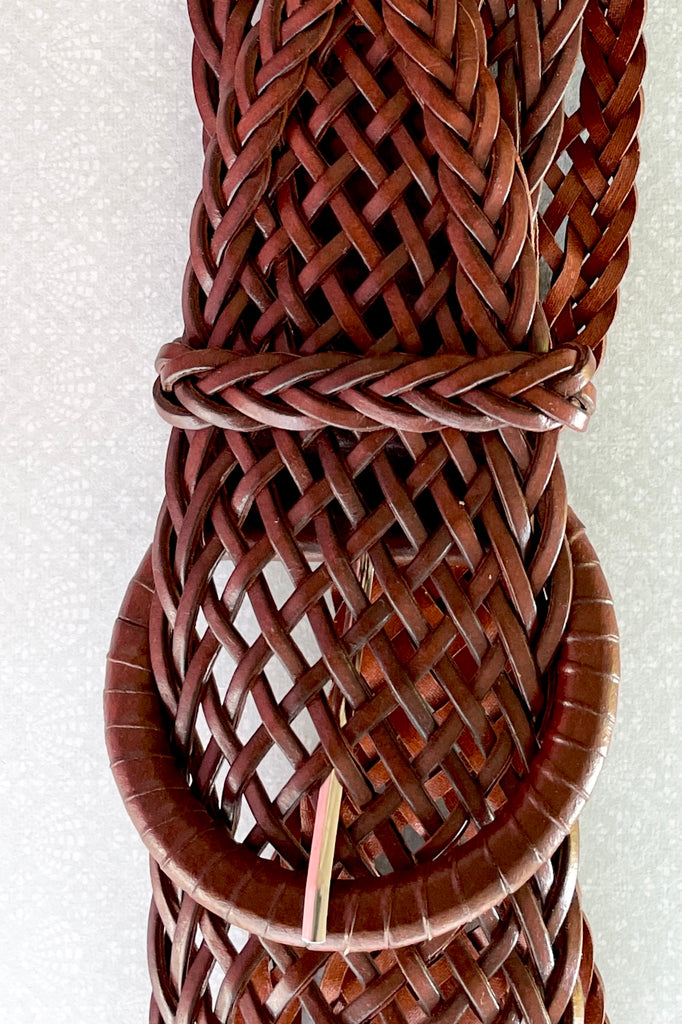 A beautiful coffee cream rattan belt that's ultra classy with a natural wood buckle. 