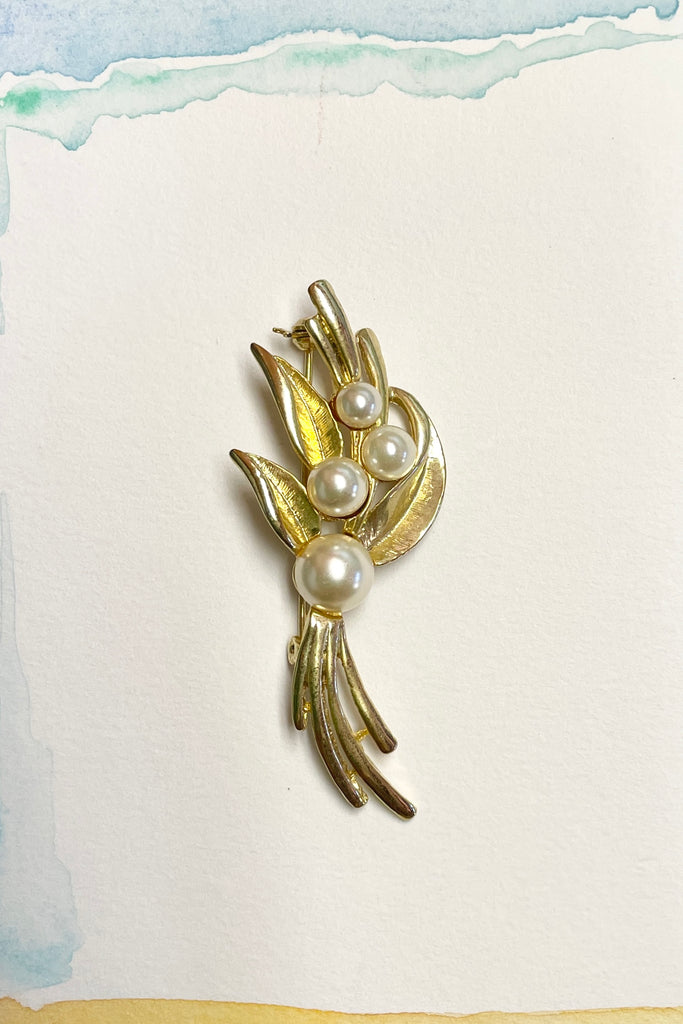 A super chic retro brooch shaped as a flower spray with five pearly beads