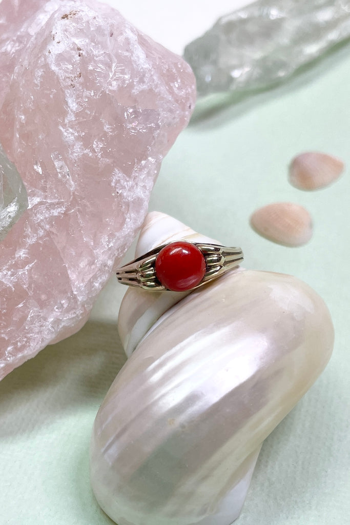 Vintage red coral ring, this pretty ring has a raised gold setting 