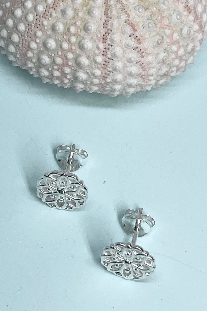 Earrings Tiny Flower Rosette in 925 Silver, a perfect lightweight everyday earring with a hint of sophistication. These flat flower shaped earrings are an absolutely perfect festive gift