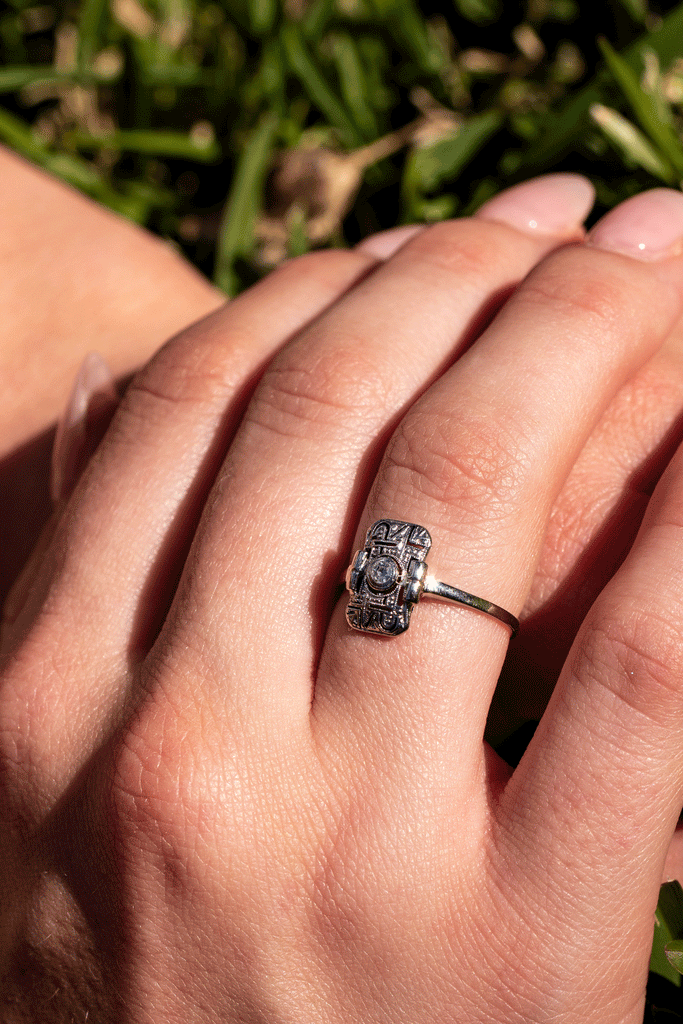 Vintage Art Deco ring, a very delicate and intricate design from the 1930's.