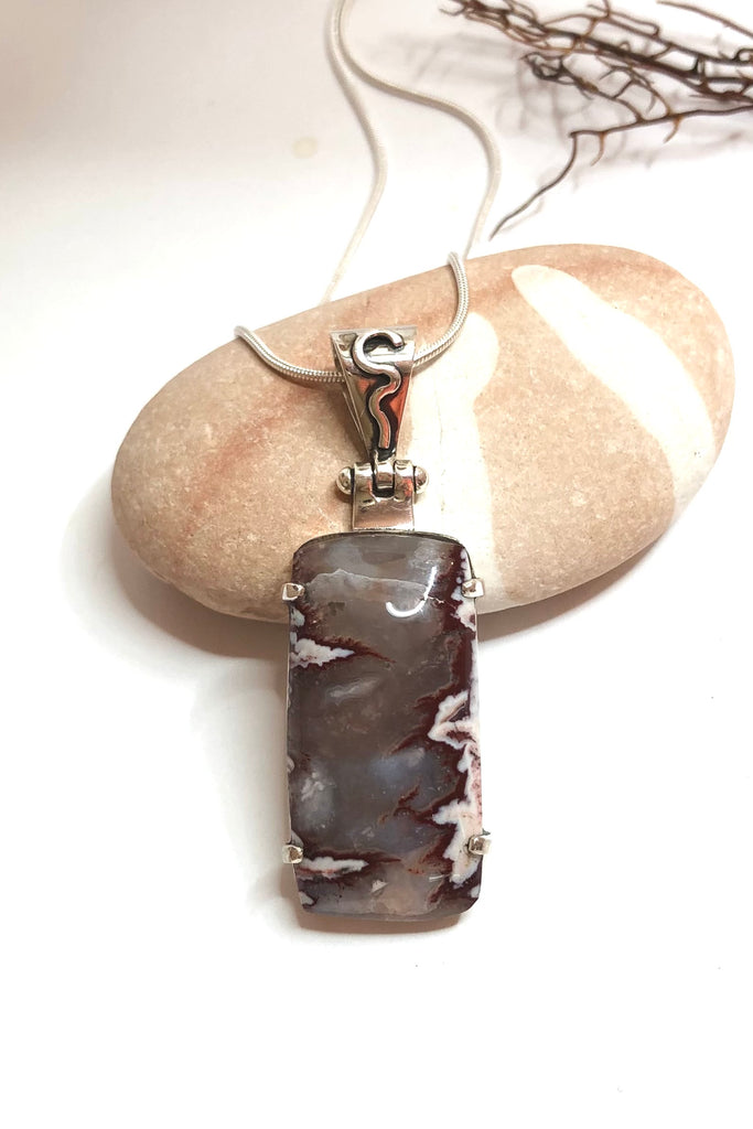 This unique Agate is in a beautifully made silver setting. A modernist setting in an exclusive design, the Agate stone was cut and polished by a local Sunshine Coast  lapidarist