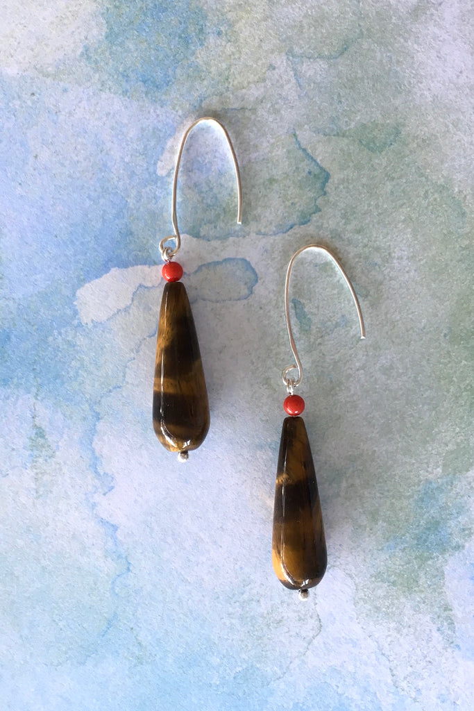 These teardrop earrings feature a golden to red-brown colour and a silky lustre, making them glisten in the sun.   