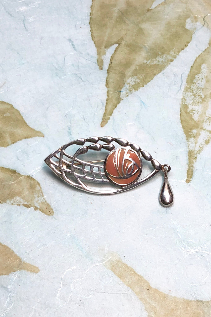Echo Brooch Mackintosh Rose in 925 silver with a pink enamel rose, beautifully shaped with a little swinging raindrop and reminiscent of the Scottish arts and crafts designer Charles Mackintosh.