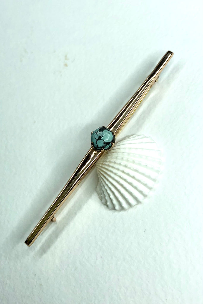 at 6cm across it can be worn as a tie pin or a bar brooch. In 9ct gold 