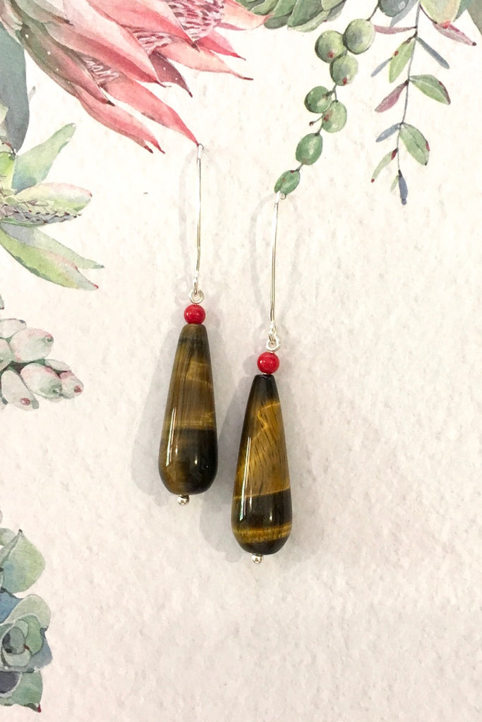 These teardrop earrings feature a golden to red-brown colour and a silky lustre, making them glisten in the sun.   