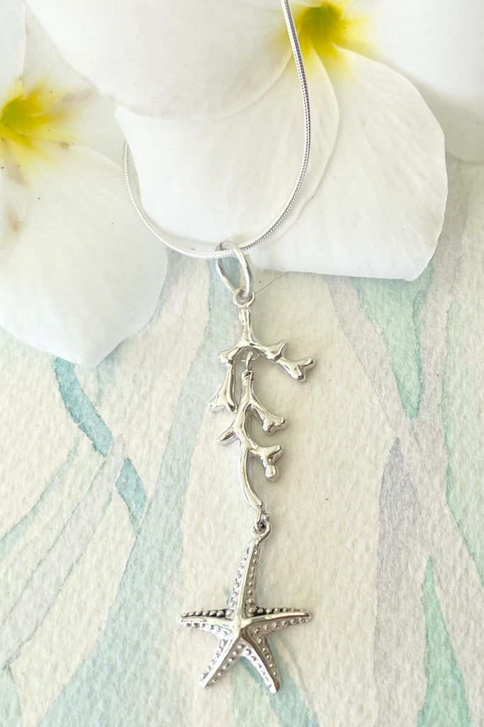 Dainty and feminine 925 silver pendant featuring coral and a pretty starfish dangling, the perfect gift for ocean lovers.