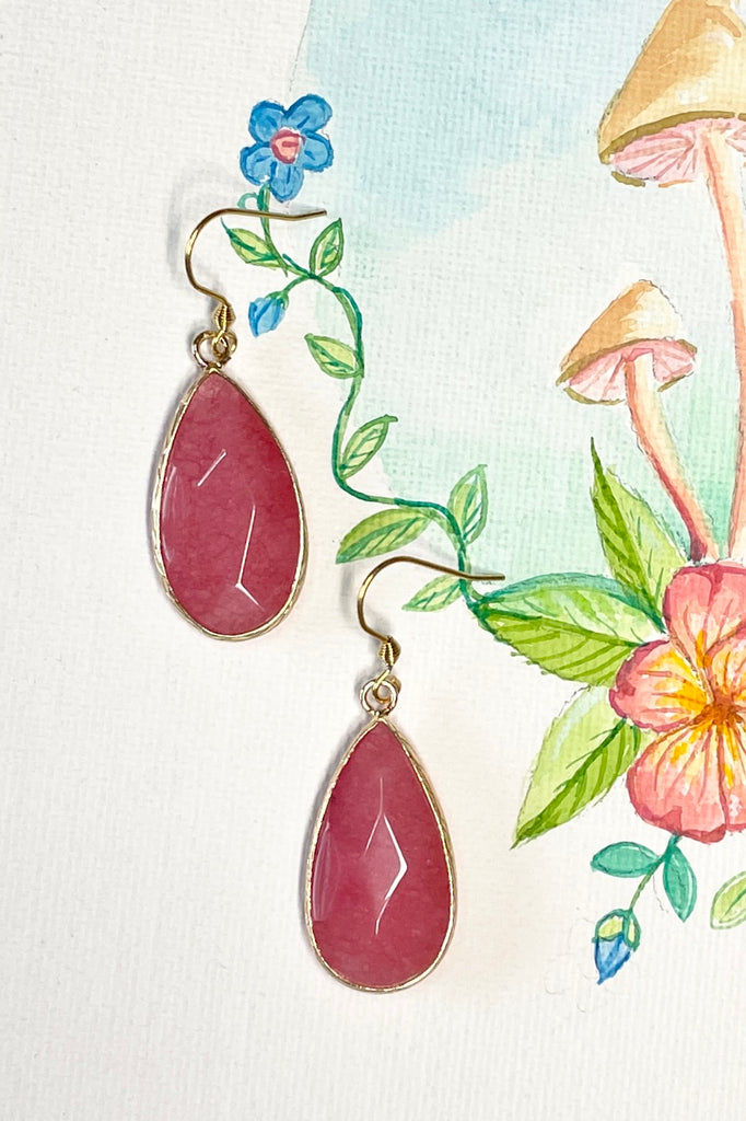 The earrings rock droplet are so easy to wear with any outfit. Earrings of a softly faceted droplet of coloured quartz crystal, in pretty soft rose pink.