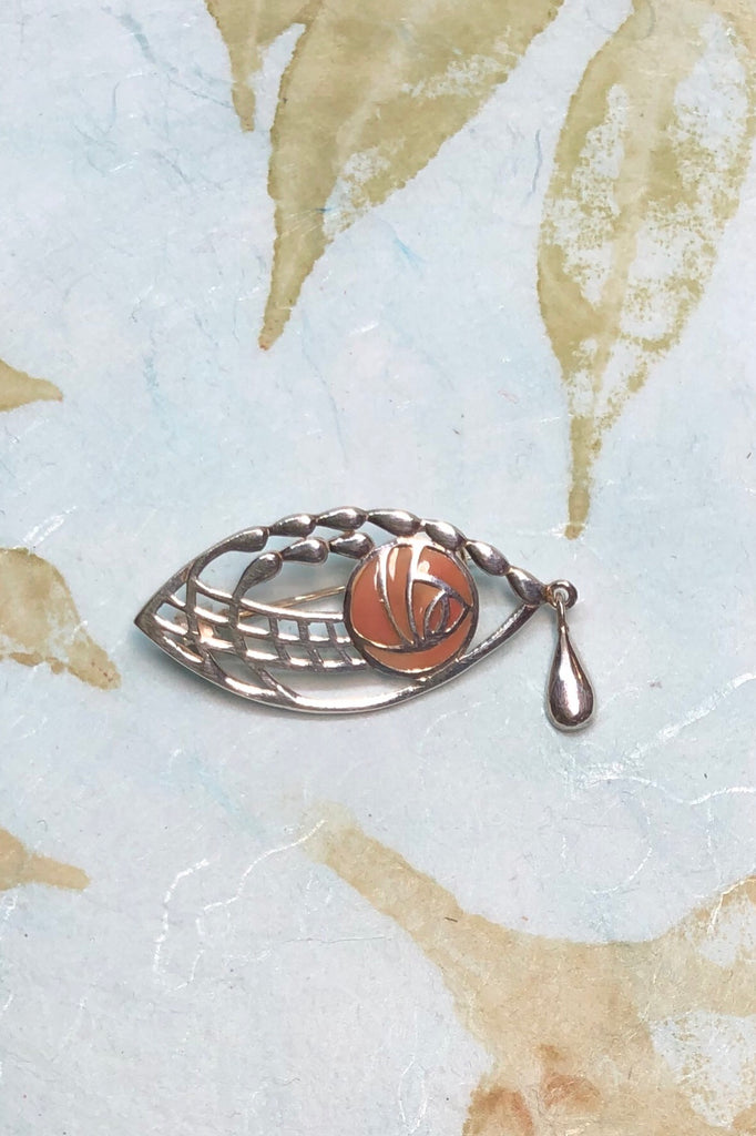 Echo Brooch Mackintosh Rose in 925 silver with a pink enamel rose, beautifully shaped with a little swinging raindrop and reminiscent of the Scottish arts and crafts designer Charles Mackintosh.