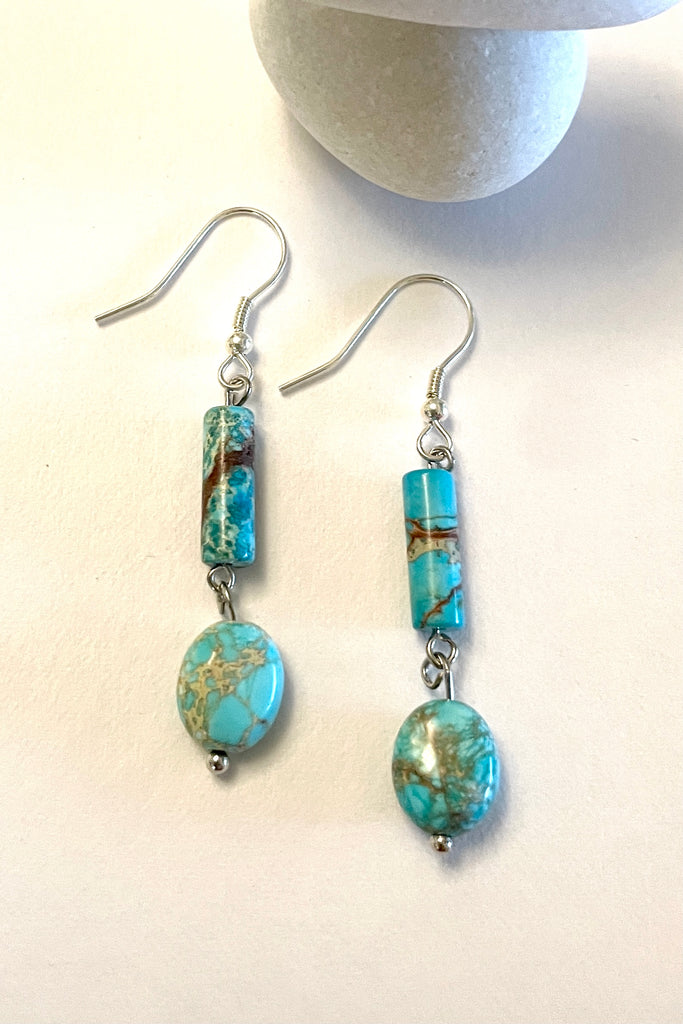 earrings Cay Clear Blue are made with a clear blue glass bead and a blue coloured shell slice 