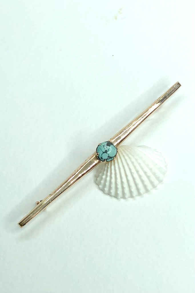 at 6cm across it can be worn as a tie pin or a bar brooch. In 9ct gold 
