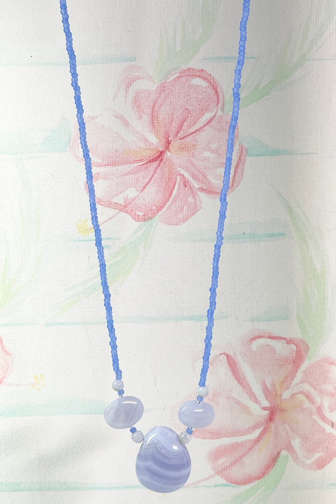 necklace Cay in blue lace agate is a sweet choker style hand made using three blue lace agate beads and pearls