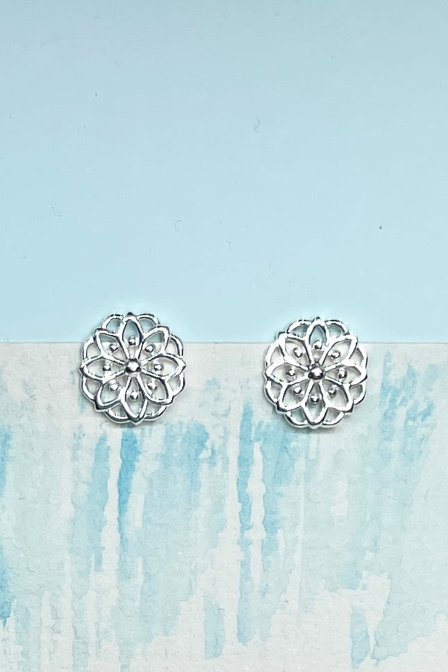 Earrings Tiny Flower Rosette in 925 Silver, a perfect lightweight everyday earring with a hint of sophistication. These flat flower shaped earrings are an absolutely perfect festive gift