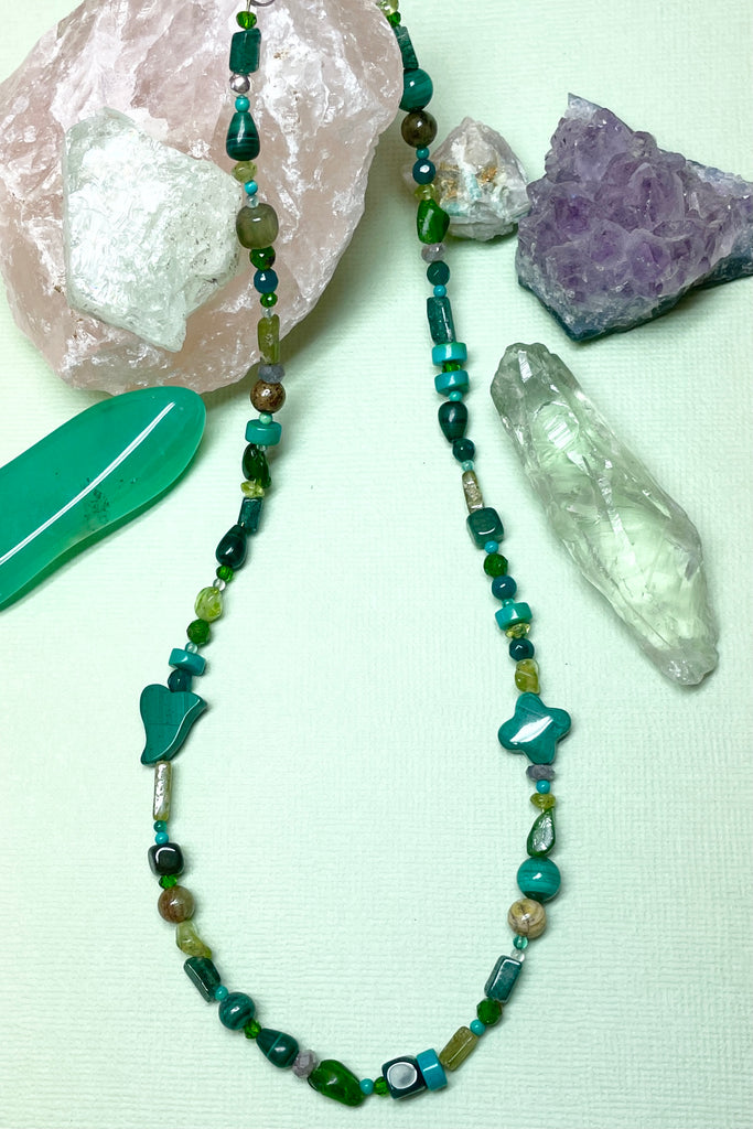necklace Cay Precious is a sweet choker style hand made using random choice of green gemstones.