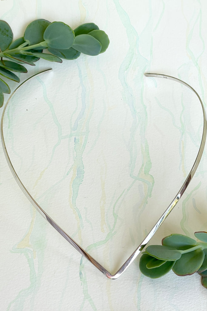 Very cool and chic, this 925 silver V shaped choker necklace rocks the modern retro cool. In an elegant soft V design it will fit very comfortably around your neck.