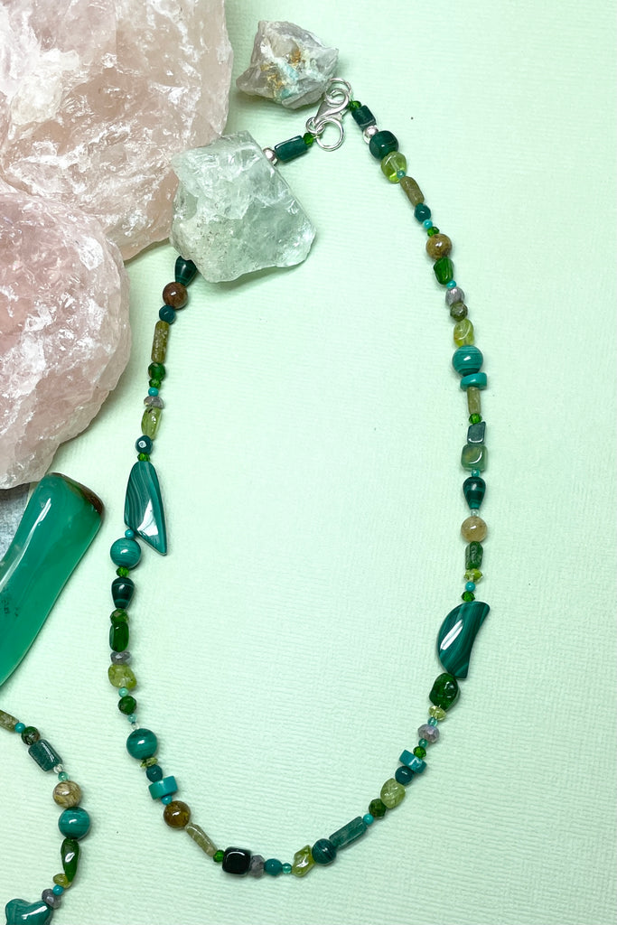 necklace Cay Precious is a sweet choker style hand made using random choice of green gemstones.