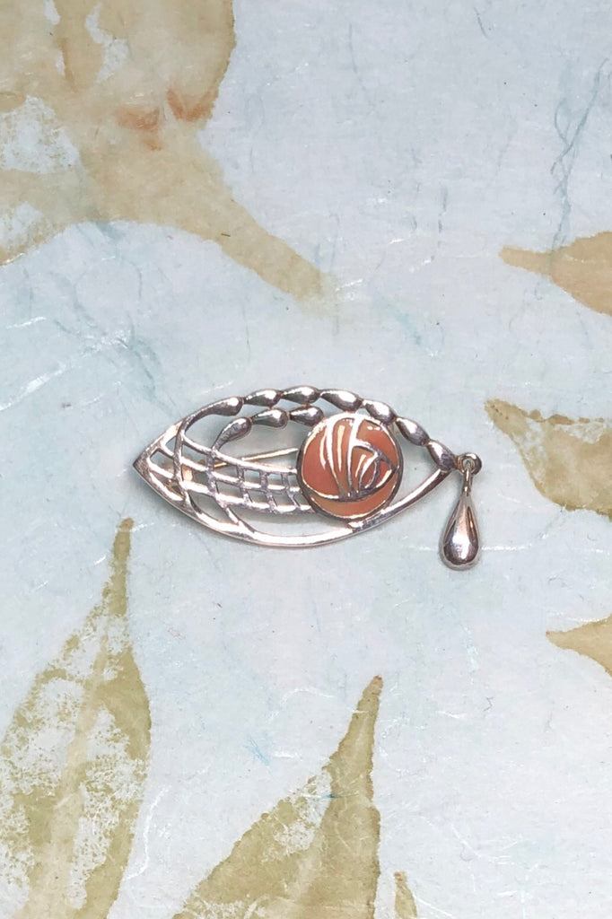 Echo Brooch Mackintosh Rose in 925 silver with a pink enamel rose, beautifully shaped with a little swinging raindrop and reminiscent of the Scottish arts and crafts designer Charles Mackintosh.