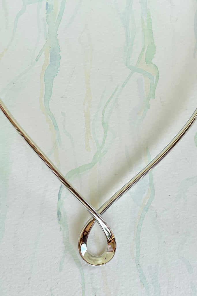 Very cool and chic, this 925 silver V shaped choker necklace rocks the modern retro 80,s cool. It has a twist in the front, it will fit very comfortably around your neck