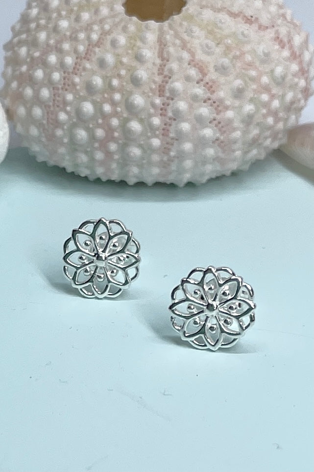Earrings Tiny Flower Rosette in 925 Silver, a perfect lightweight everyday earring with a hint of sophistication. These flat flower shaped earrings are an absolutely perfect festive gift