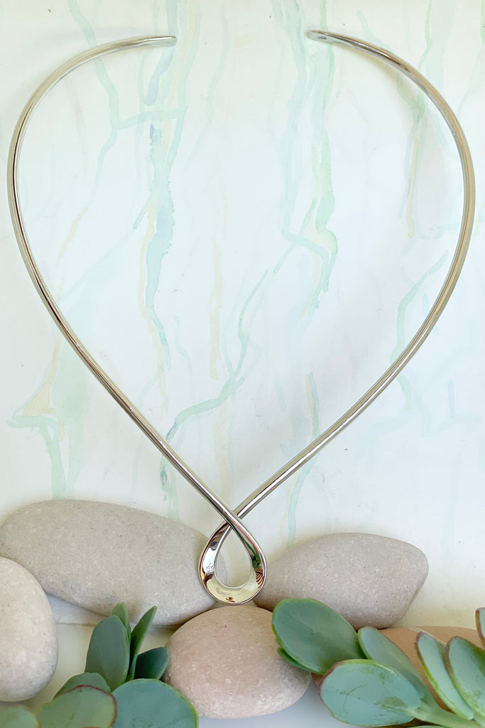 Very cool and chic, this 925 silver V shaped choker necklace rocks the modern retro 80,s cool. It has a twist in the front, it will fit very comfortably around your neck