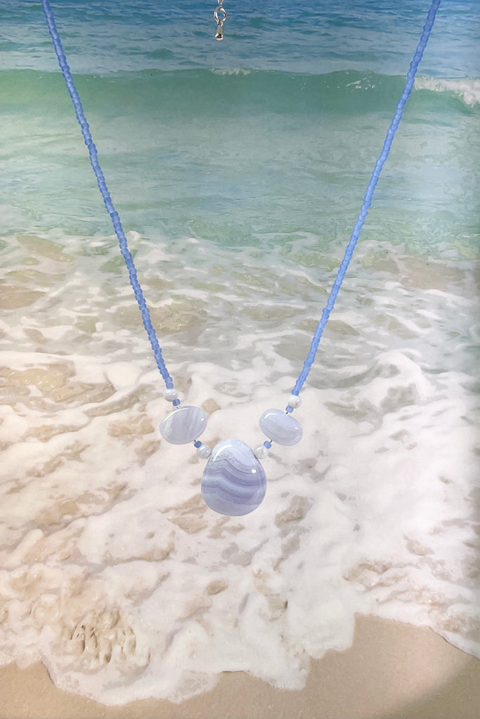 necklace Cay in blue lace agate is a sweet choker style hand made using three blue lace agate beads and pearls