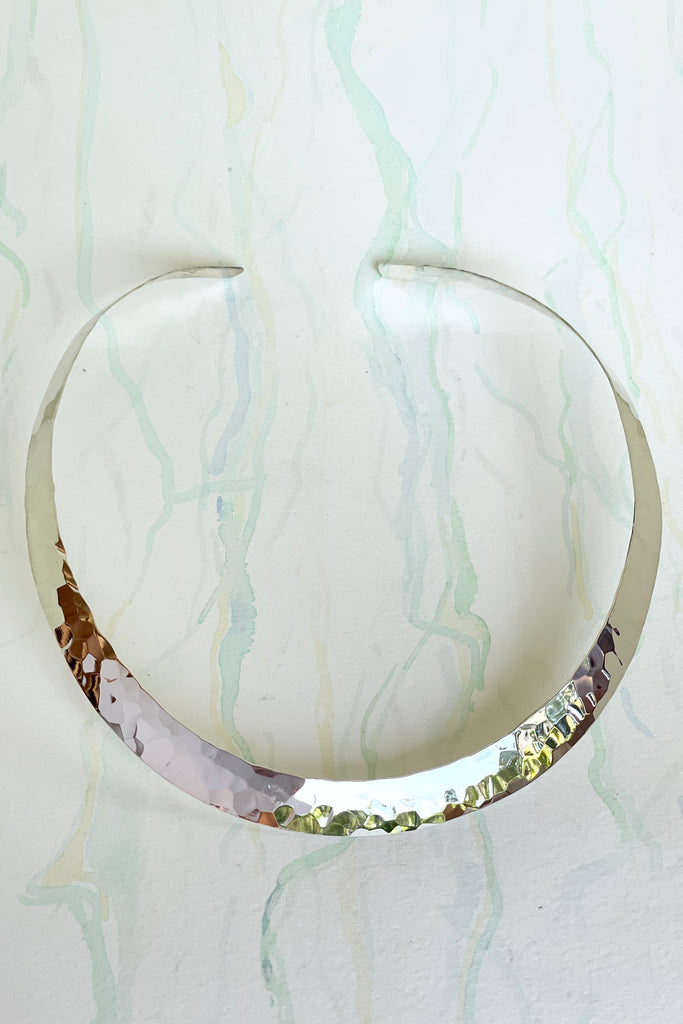 Very cool and chic, this 925 silver V shaped silver choker necklace rocks the modern retro 80,s cool. In a slightly tribal hammered design