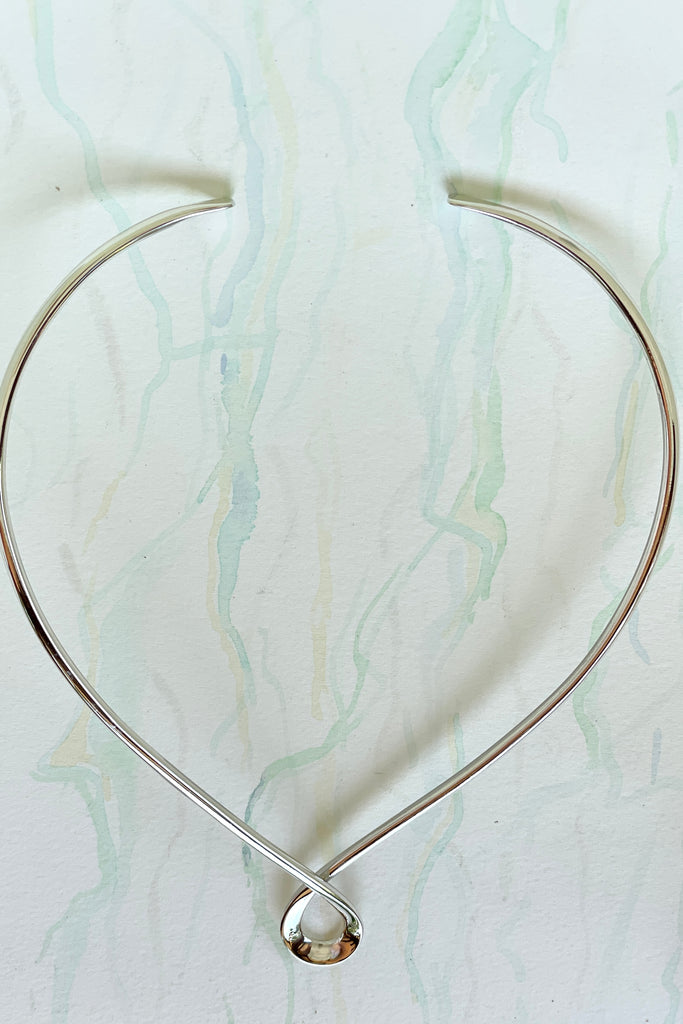 Very cool and chic, this 925 silver V shaped choker necklace rocks the modern retro 80,s cool. It has a twist in the front, it will fit very comfortably around your neck