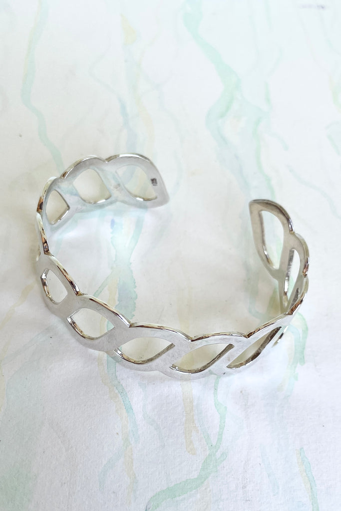 Very cool and chic, this 925 silver cuff bracelet rocks the modern retro cool. In a swoopy wave design it will fit very comfortably around your wrist.