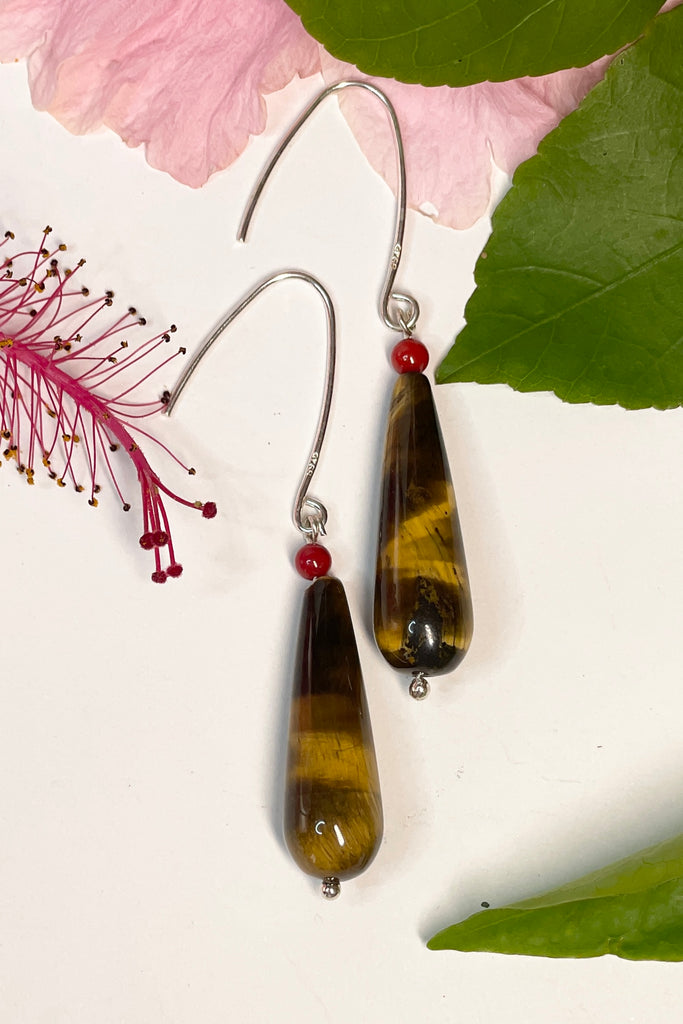 These teardrop earrings feature a golden to red-brown colour and a silky lustre, making them glisten in the sun.