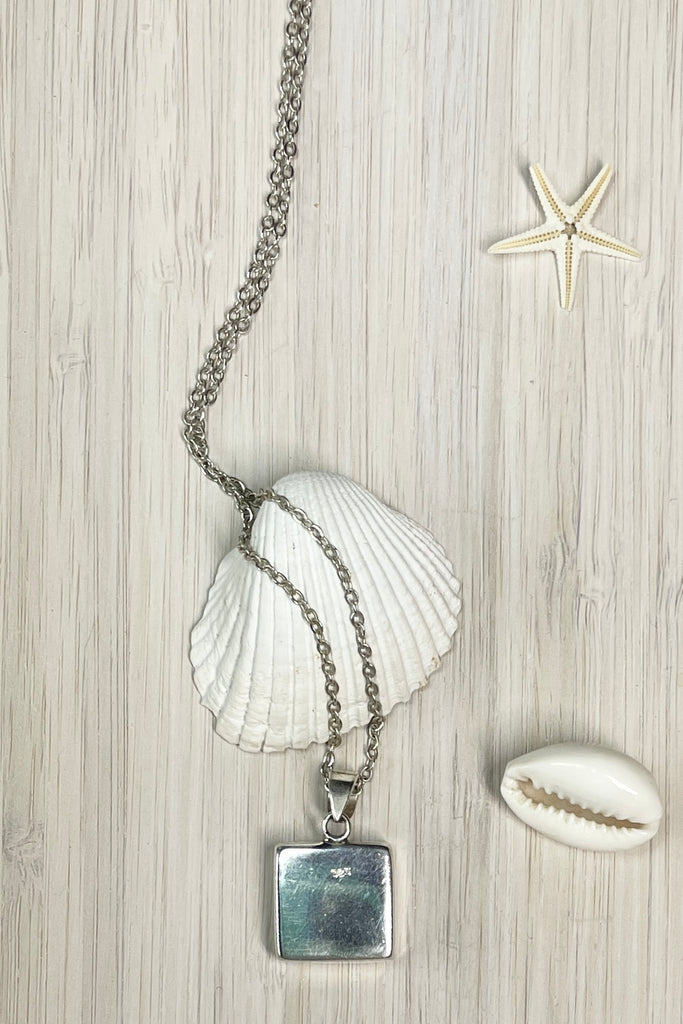 This is a beautiful handmade necklace with a mysterious Shiva shell setting,