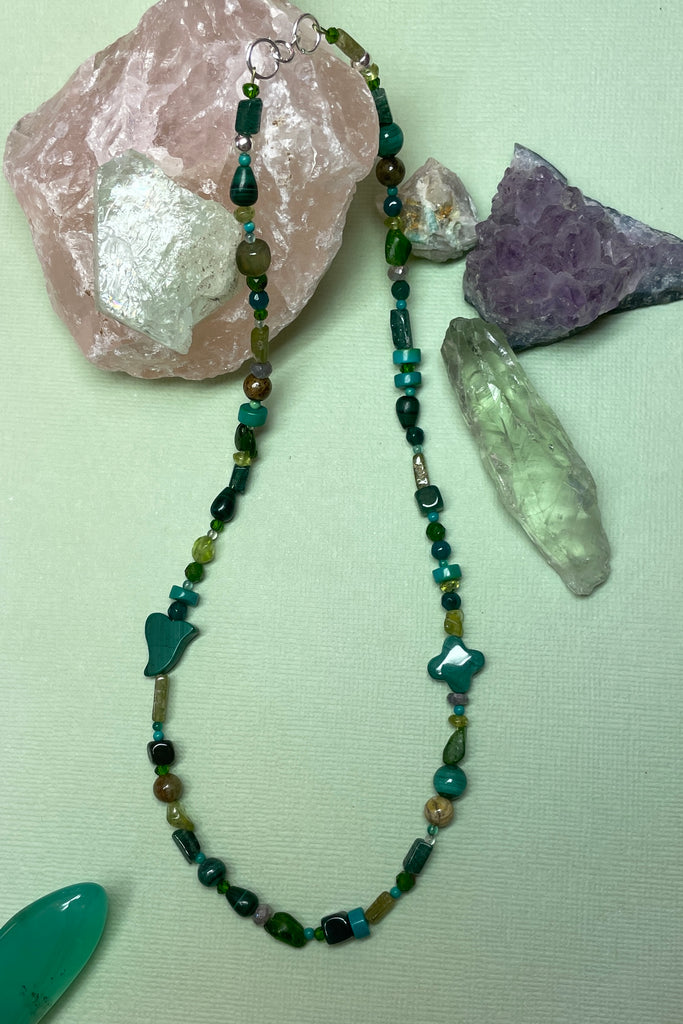 necklace Cay Precious is a sweet choker style hand made using random choice of green gemstones.