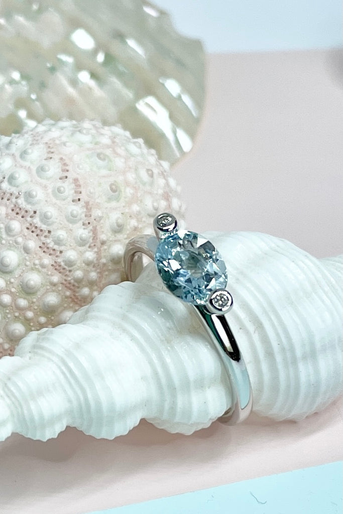 Aquamarine gemstone set ring, in 925 silver 