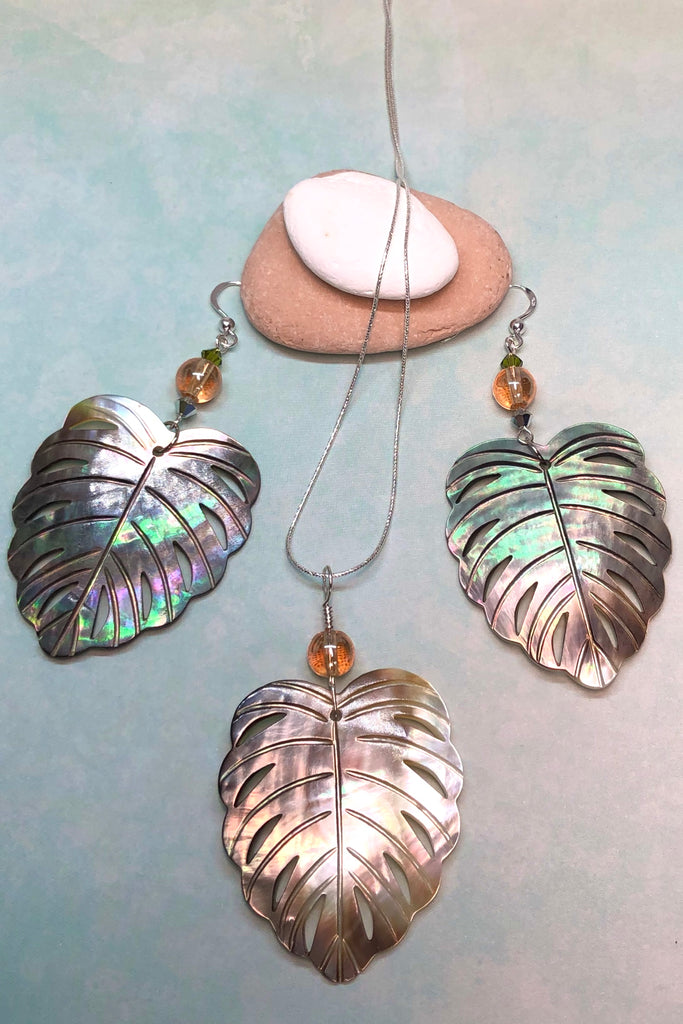 The gorgeous leaf in gold and silvery bronze Mother of Pearl has been hand cut and polished. At the top there is an iridescent crystal bead and a swarovski crystal bead. These earrings are made exclusively for Mombasa Rose