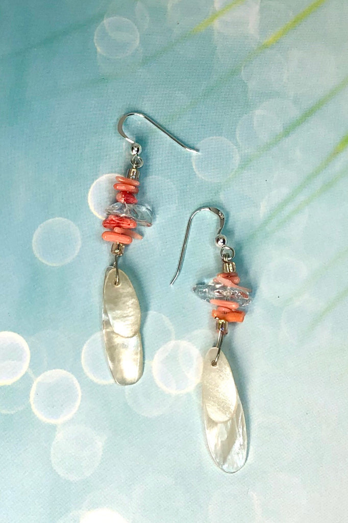 These earrings Cay Antika Coral are a sweet little flutter of Mother of pearl shell, topped with tiny coral and rock crystal beads. On a 925 silver hook.