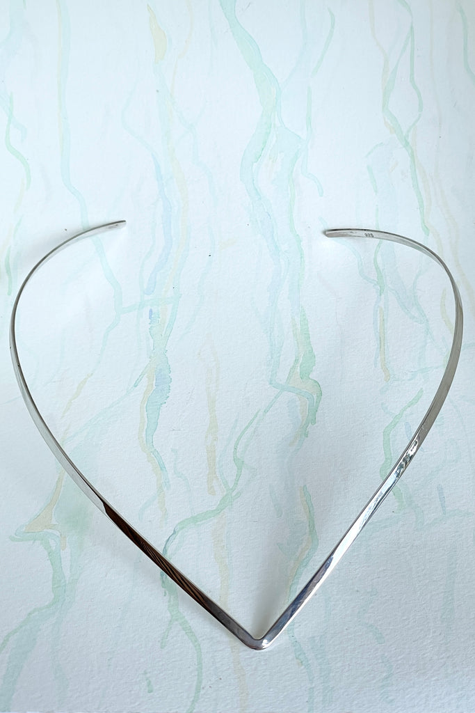 Very cool and chic, this 925 silver V shaped choker necklace rocks the modern retro cool. In an elegant soft V design it will fit very comfortably around your neck.