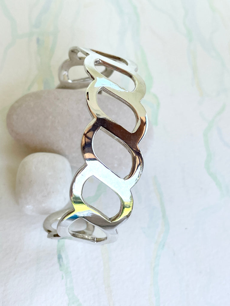 Very cool and chic, this 925 silver cuff bracelet rocks the modern retro cool. In a swoopy wave design it will fit very comfortably around your wrist.