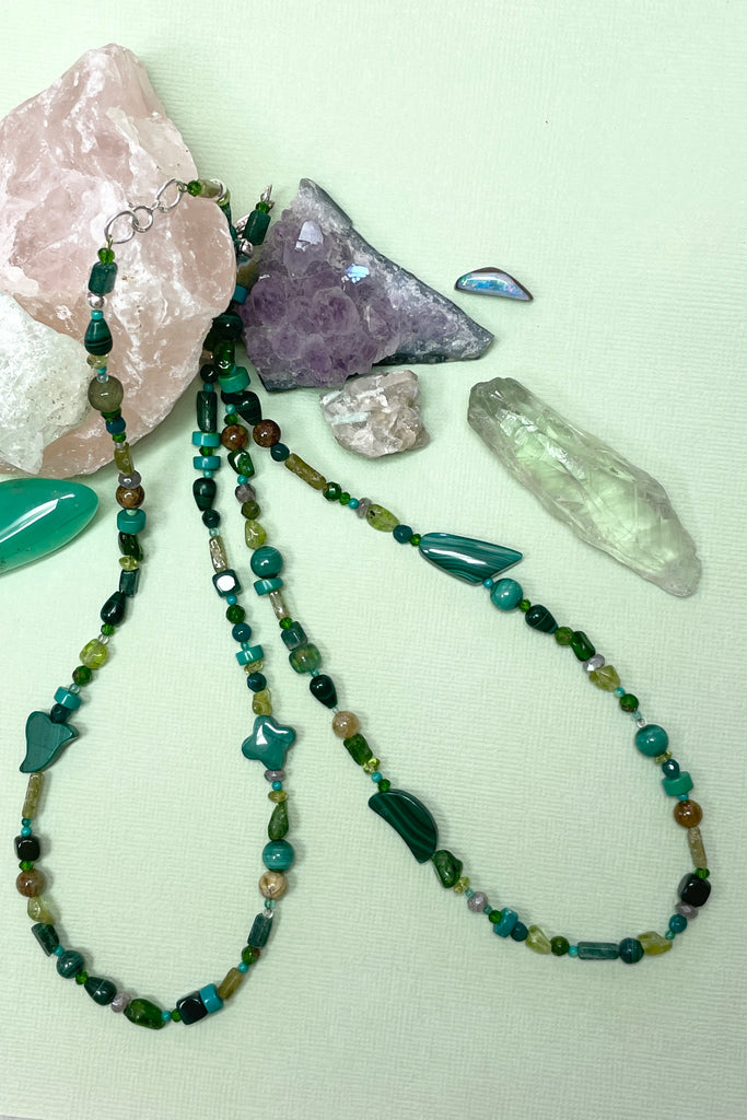 necklace Cay Precious is a sweet choker style hand made using random choice of green gemstones.
