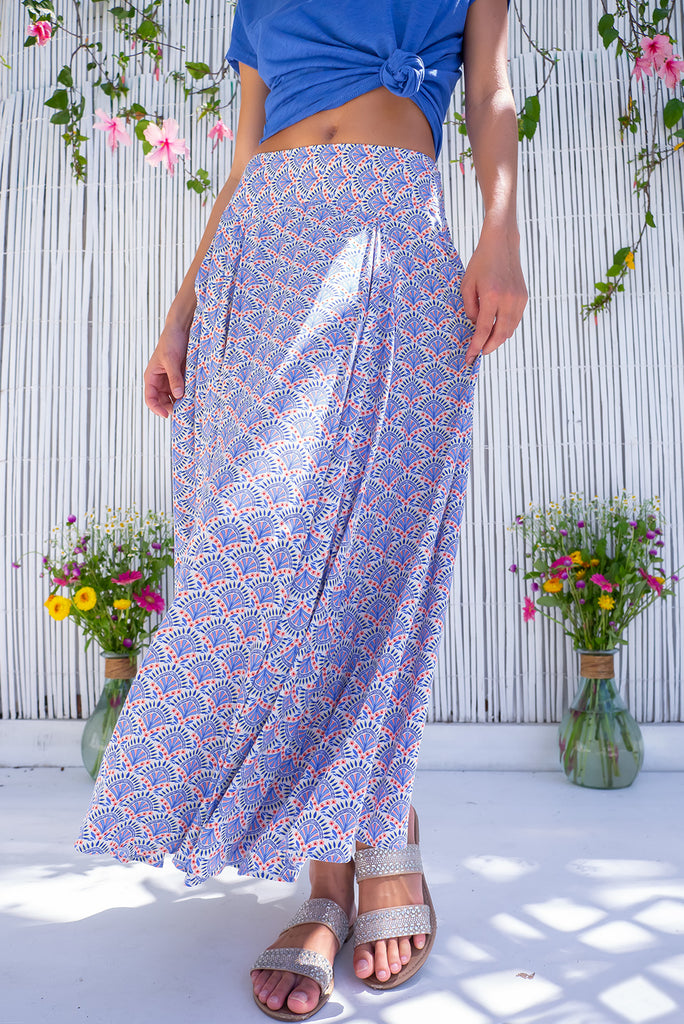 The Atlantis Blue Fan Maxi Skirt is a beautiful cream based skirt with a blue fan motif print. The skirt features a double v-shaped waist yoke, inset panels on the front from the yoke down, very full skirt, elasticated back of waist and side pockets. This is a slip on design with a shapely hemline and slightly longer front due to the inset panels. Made from 100% Viscose.