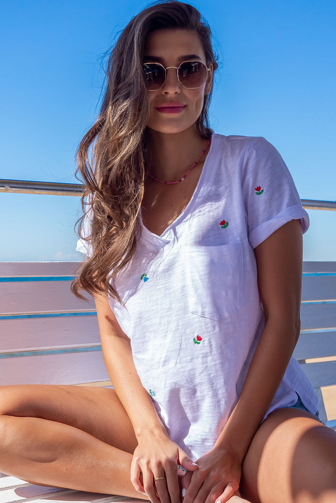 A simple and sweet flower print embroidered on a crisp, white cotton base makes the new Aurora T White Light a fresh alternative to the classic white tee. Knit 95% cotton/ 5% spandex, Lightweight, V-neck, Pocket on bust, Short cuff sleeves, Loose fit.