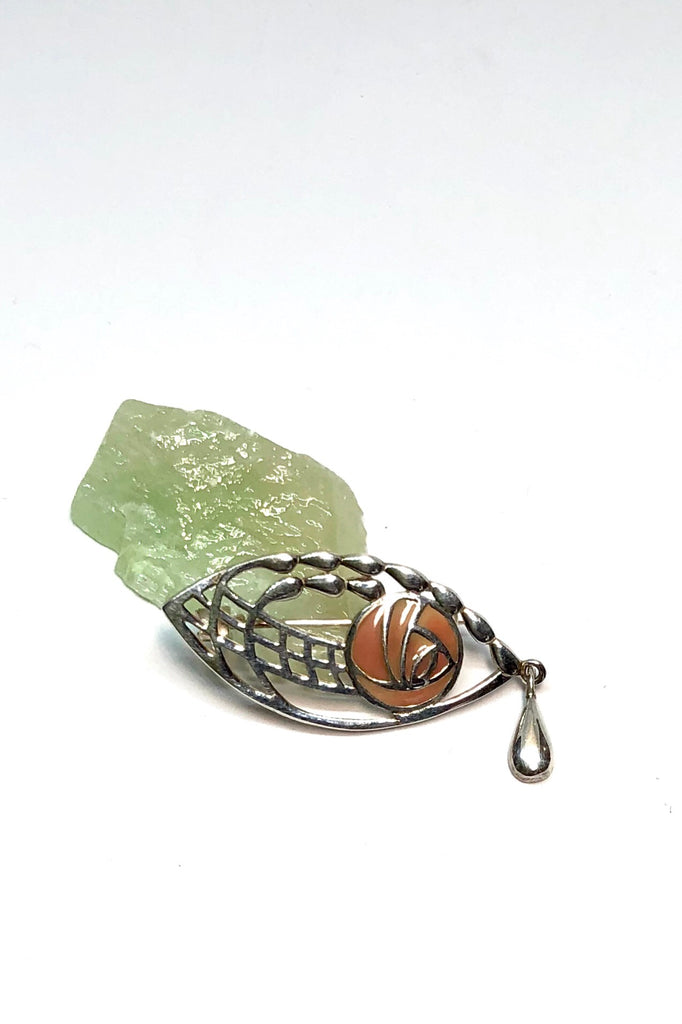 Echo Brooch Mackintosh Rose in 925 silver with a pink enamel rose, beautifully shaped with a little swinging raindrop and reminiscent of the Scottish arts and crafts designer Charles Mackintosh.