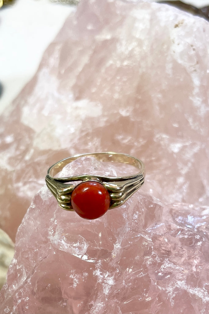 Vintage red coral ring, this pretty ring has a raised gold setting 
