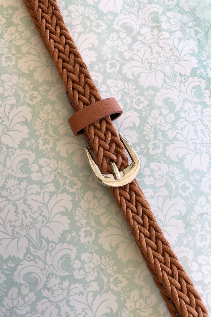 A great basic narrow plaited belt, made in natural material.