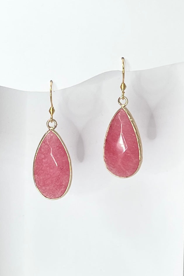 The earrings rock droplet are so easy to wear with any outfit. Earrings of a softly faceted droplet of coloured quartz crystal, in pretty soft rose pink.
