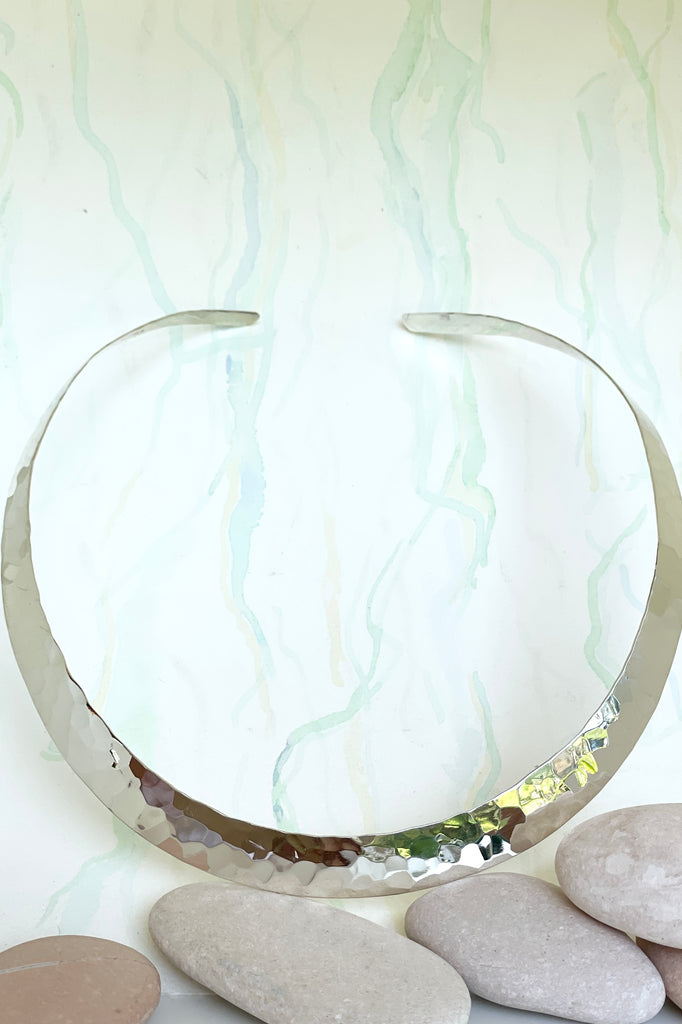 Very cool and chic, this 925 silver V shaped silver choker necklace rocks the modern retro 80,s cool. In a slightly tribal hammered design